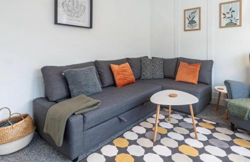 Caversham Apartment | Briants, Spacious Home-from-Home, Free Parking & Secure Garden