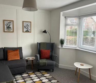 Caversham Apartment | Briants, Spacious Home-from-Home, Free Parking & Secure Garden