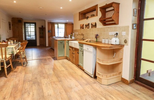 Burton Bradstock Cottage | BRIDGE COTTAGE, pet friendly, with a garden in Burton Bradstock