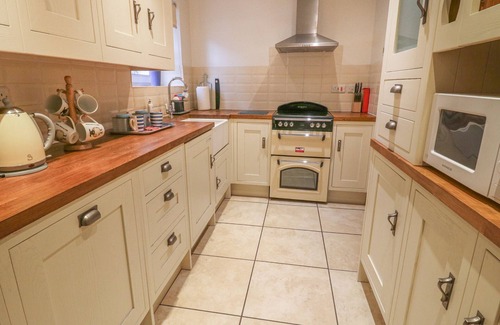 Hawes Cottage | BRIDGE HOUSE, family friendly, with open fire in Hawes