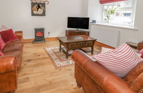 Hawes Cottage | BRIDGE HOUSE, family friendly, with open fire in Hawes