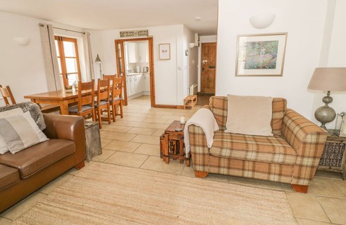 Cirencester Cottage | BRIDGE HOUSE, pet friendly, with pool in Cotswold Water Park
