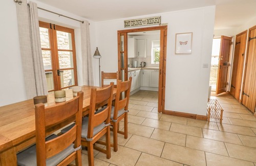 Cirencester Cottage | BRIDGE HOUSE, pet friendly, with pool in Cotswold Water Park