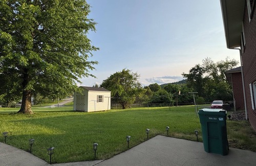 Bridgeport House | Bridgeport House. Close to UHC, FBI, The Bridge Sport Complex, Conference Center