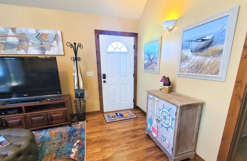 Arnolds Park Villa | Bridges Bay Vacation Cabin 25