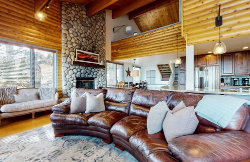 Mammoth Lakes Condo | Bridges Townhome 11 Pet-Friendly Deluxe Townhome with Private Hot Tub and Stones throw to slopes by RedAwning