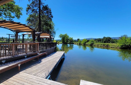 Cave Junction Apartment | Bridgeview Winery Suite With Gorgeous Mountain Views and Scenic Outdoor Space!
