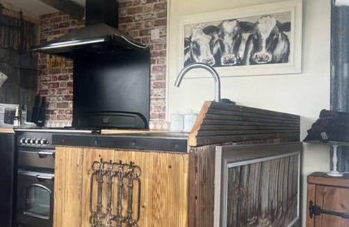 Kington Cabin | Bridie Rose - hot tub Extra Charge Exotic Animals