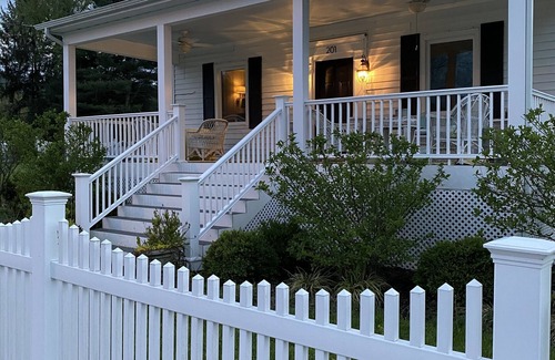 White Sulphur Springs House | BrierGate Cottage - Max number of Adults 4