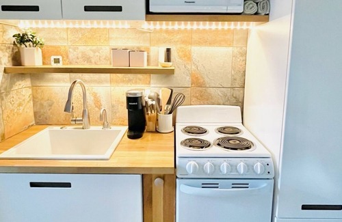 Oak Hills House | Bright 1 bd Apt— Furnished Covered Patio—Close-in to Portland, NW-SW-PDX