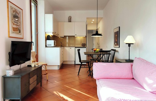 Gothic Quarter Apartment | Bright 1-Bed Apartment on La Rambla, Barcelona. RJ