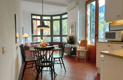 Gothic Quarter Apartment | Bright 1-Bed Apartment on La Rambla, Barcelona. RJ