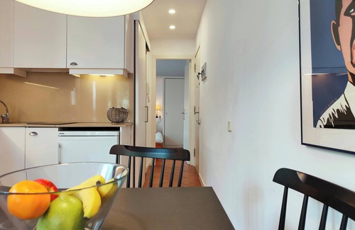 Gothic Quarter Apartment | Bright 1-Bed Apartment on La Rambla, Barcelona. RJ