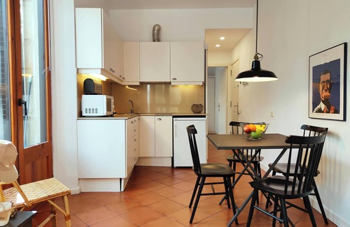 Gothic Quarter Apartment | Bright 1-Bed Apartment on La Rambla, Barcelona. RJ