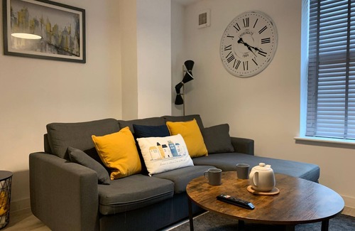 Preston Apartment | Bright 1 Bedroom Apartment, 5 minutes from City Centre.