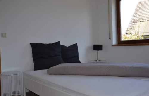 Oberteuringen Apartment | Bright 1-room apartment with garden access