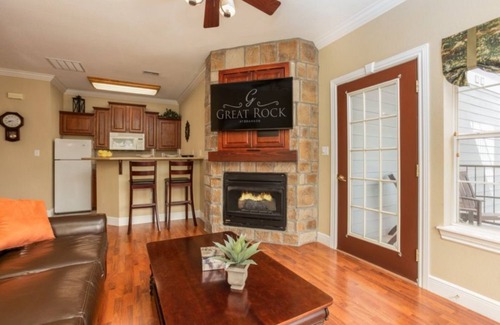 Branson Hotel | Bright 1BR Oasis at Great Rock Resort