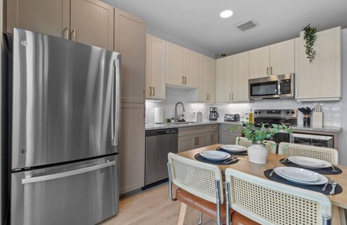 McNeil Apartment | Bright 1BR|Wi-Fi & Smart TV|Gated Apt Near Domain