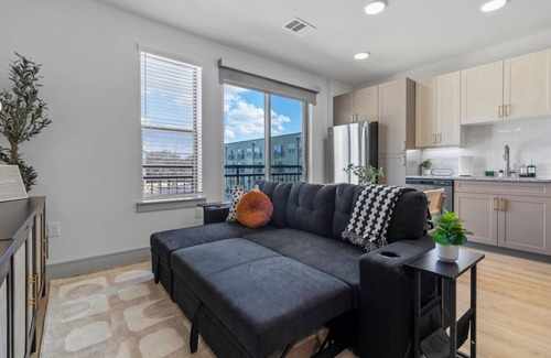 McNeil Apartment | Bright 1BR|Wi-Fi & Smart TV|Gated Apt Near Domain