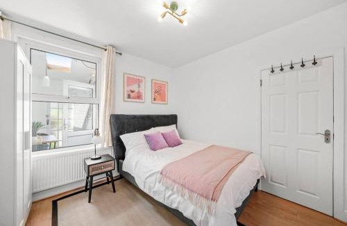 Lea Bridge Apartment | Bright 2 Bed Perfect Central Hub