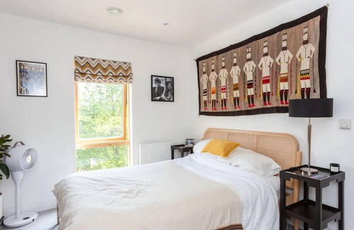 Bow West Apartment | Bright 2 Bedroom Apartment Near Victoria Park