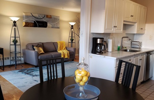 Kitchener Apartment | Bright 2 BR w/KING bed, WiFi, NETFLIX, parking