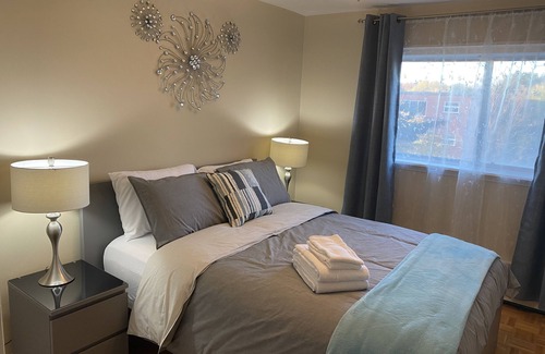 Kitchener Apartment | Bright 2 BR w/KING bed, WiFi, NETFLIX, parking