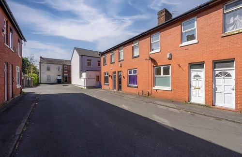 Levenshulme Apartment | Bright 2BD Home - 10 mins to Central Manchester