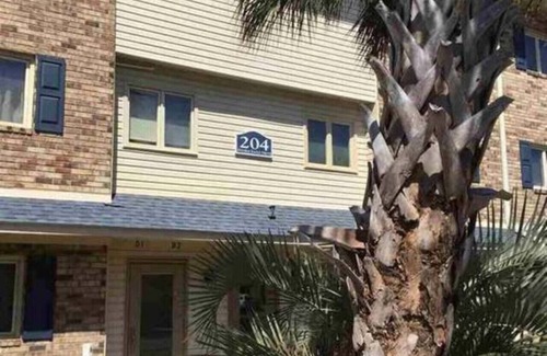 Surfside Beach Apartment | Bright 2BR Getaway | Quick Drive to the Beach