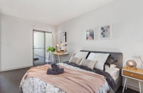 East Perth Apartment | Bright 3bdrm City Skyline Views Catbus,waca,optus