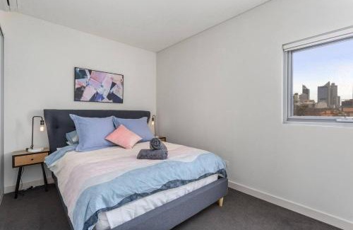 East Perth Apartment | Bright 3bdrm City Skyline Views Catbus,waca,optus