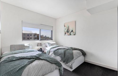 East Perth Apartment | Bright 3bdrm City Skyline Views Catbus,waca,optus