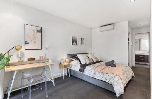 East Perth Apartment | Bright 3bdrm City Skyline Views Catbus,waca,optus