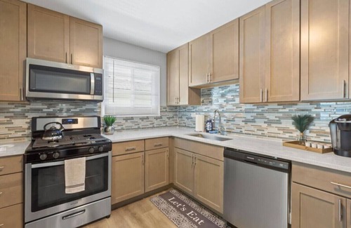 Wheeling House | Bright 3BR Gem in Wheeling