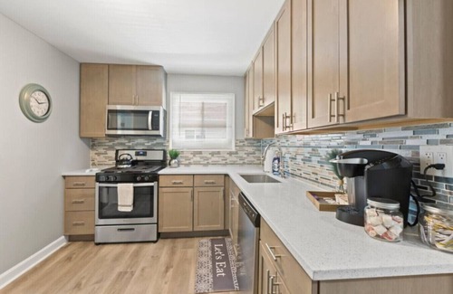 Wheeling House | Bright 3BR Gem in Wheeling