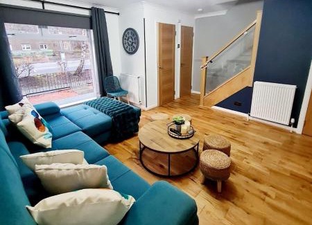 East End Apartment | Bright 3BR walking distance to town - FREE parking