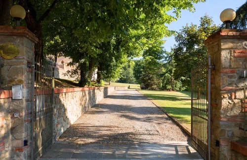 Pieve al Bagnoro Apartment | Bright 6-persons apartment in period villa, located on the outskirts of Arezzo. Infinity pool with w