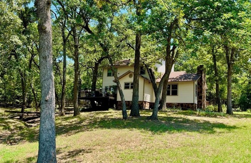 Kingston House | Bright & Airy 3 BR with AC, Game Rm, Near Casinos, Lake Texoma Marinas & Trails