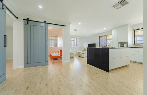 Waikiki House | Bright Airy Retreat with Garden