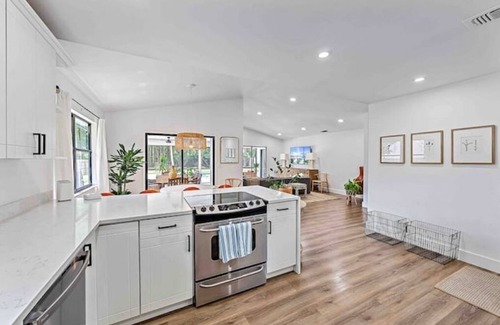 Jupiter House | Bright and beautiful coastal Jupiter home