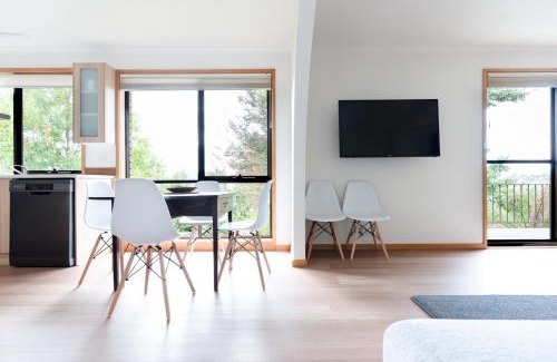 West Launceston House | Bright and Beautiful Near the Gorge with Parking