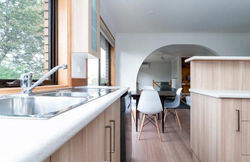 West Launceston House | Bright and Beautiful Near the Gorge with Parking