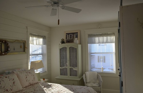Ocean Park House | Bright and charming Guest House known as "The Getaway." in OOB/Ocean Park
