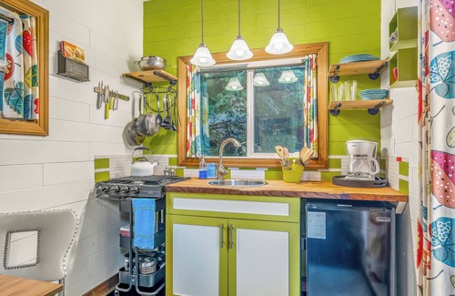 Longview Apartment | Bright and Colorful Tiny Home for Two - Unique Northwest Vacation Rentals