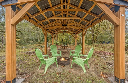 Longview Apartment | Bright and Colorful Tiny Home for Two - Unique Northwest Vacation Rentals