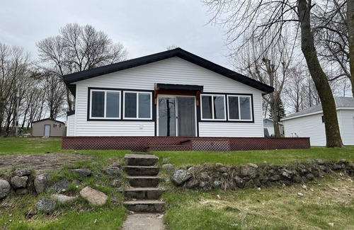 Frazee Cottage | Bright and cozy cottage on beautiful Rose Lake