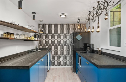 Vernon House | Bright and Fun Modern Vibe, New Decor and Furnishing Throughout, Four Blocks 2 Alberta Arts District