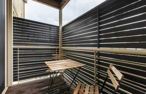 Hawthorn Apartment | Bright and Modern Space with a Balcony and Parking