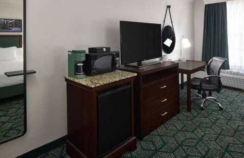 Athens Hotel | Bright and Peaceful Getaway Near Campus, Shops, and Historic Sites