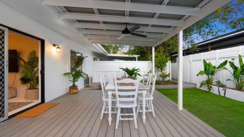 Holloways Beach House | Bright and Spacious Triplex Near Holloways Beach